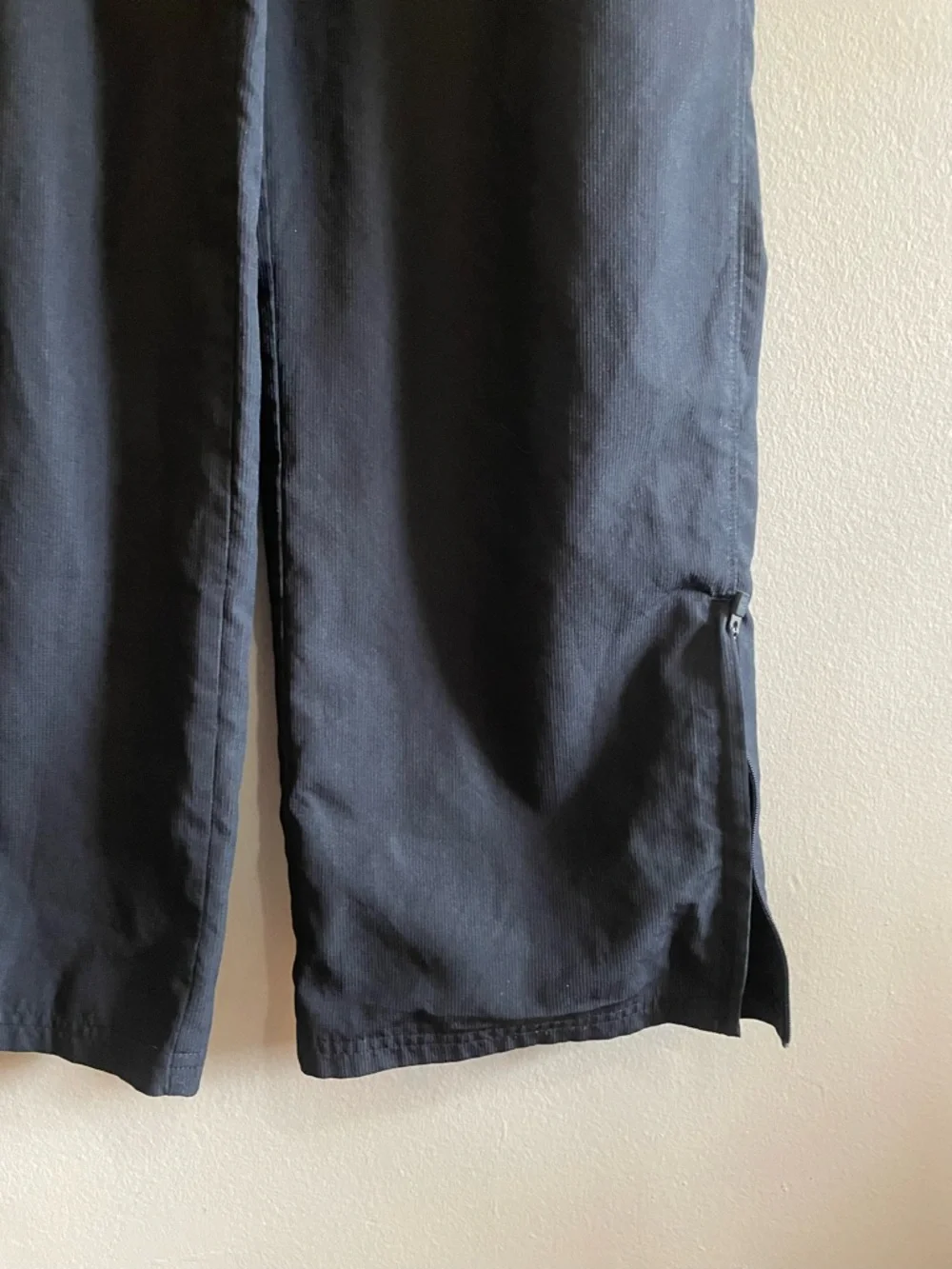 Under Armour Black Lightweight Track Pants – Size Small GUC *Flaw - Picture 7 of 16